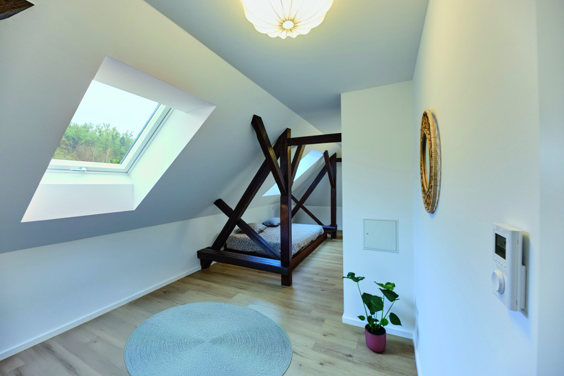 Roto Designo Heat Klapp-Schwingfenster R8 Kunststoff-2036621M Drinnen, Dachboden, Bodenbeläge, Innenarchitektur, Pflanze